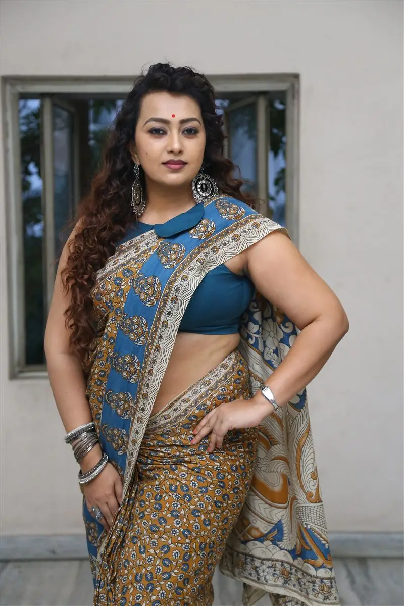 Ester Noronha In Green Saree Blue Sleeveless Blouse